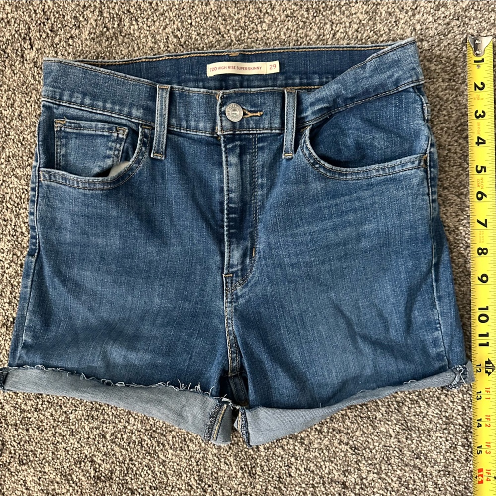 Levi’s - 720 High Rise cut off shorts